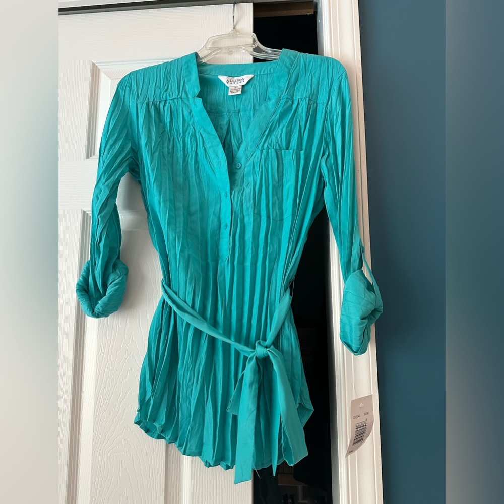 Allison Taylor M blouse NWT